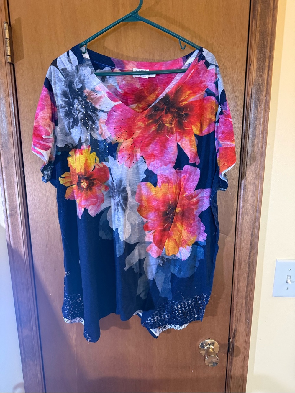 Time and Tru Navy V-Neck Tee with Pink and Orange Floral Print - Picture 3 of 8